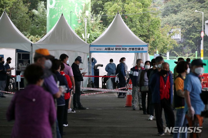 [서울=뉴시스] 김선웅 기자 = 0시 기준 2885명의 신규 코로나19 확진자가 발생한 29일 서울 송파구 가락시장에 설치된 선별진료소에서 시장 상인 등 시민들이 검사를 받기 위해 줄을 서고 있다. 가락시장 누적 확진자 수는 746명이다. 2021.09.29. mangusta@newsis.com