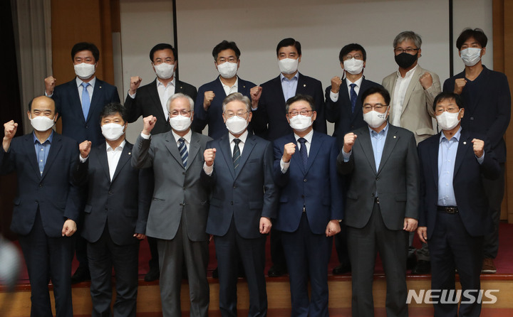 [서울=뉴시스] 국회사진기자단 = 더불어민주당 대선 예비후보인 이재명(앞줄 왼쪽 네 번쨰) 경기도지사가 29일 오전 서울 영등포구 중앙보훈회관에서 열린 개발이익 환수제도의 문제와 개선방안에 대한 긴급토론회에서 참석자들과 기념촬영을 하고 있다. 2021.09.29. photo@newsis.com