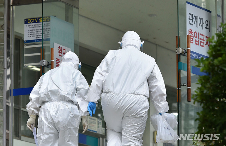 [대구=뉴시스] 이무열 기자 = 29일 오전 대구 중구 계명대학교 대구동산병원에서 근무 교대를 위해 레벨D 개인보호구를 착용한 간호사들이 코로나19 격리병동으로 들어가고 있다. 2021.09.29. lmy@newsis.com