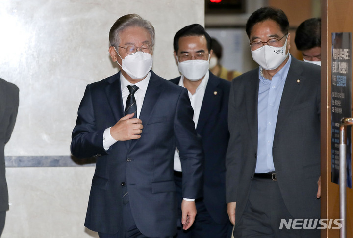 [서울=뉴시스] 국회사진기자단 = 더불어민주당 대선 주자인 이재명 경기도지사와 박홍근, 우원식 의원이 29일 오전 서울 영등포구 중앙보훈회관에서 열린 개발이익 환수제도의 문제와 개선방안에 대한 긴급토론회에 참석하고 있다. 2021.09.29. photo@newsis.com