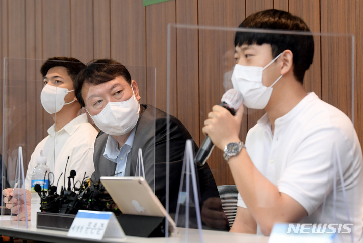 [서울=뉴시스] 국회사진기자단 = 윤석열 국민의힘 대선 경선 예비후보가 29일 서울 중구 버텍스코리아에서 열린 '꿈과 혁신 4.0 밀톡, 예비역 병장들이 말하고 윤석열이 듣는다'에 참석해 발언을 듣고 있다. 2021.09.29. photo@newsis.com