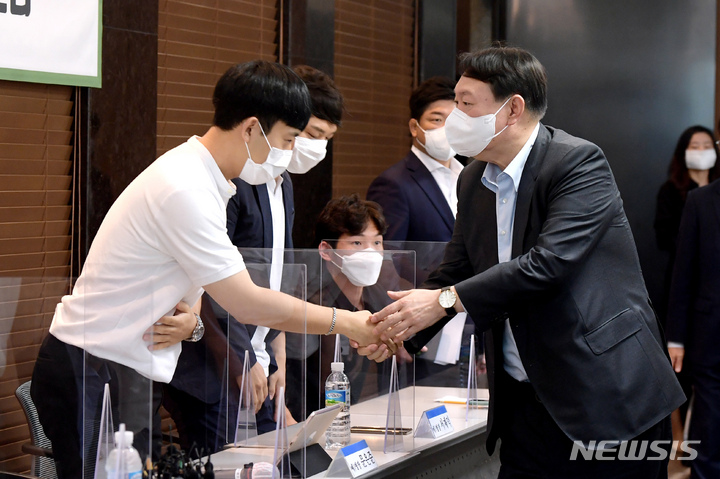 [서울=뉴시스] 국회사진기자단 = 윤석열 국민의힘 대선 경선 예비후보가 29일 서울 중구 버텍스코리아에서 열린 '꿈과 혁신 4.0 밀톡, 예비역 병장들이 말하고 윤석열이 듣는다'에 참석하고 있다. 2021.09.29. photo@newsis.com