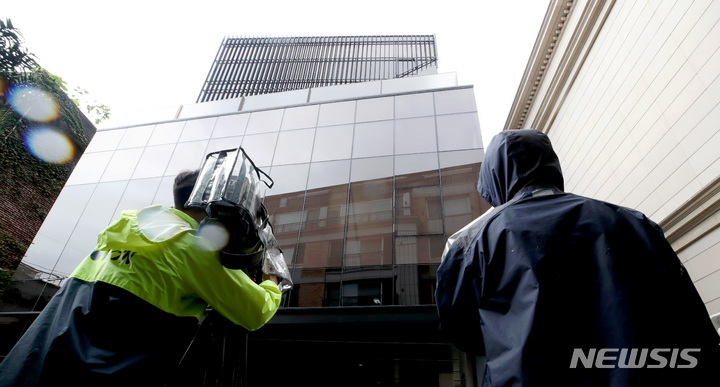 [서울=뉴시스] 김병문 기자 = 서울중앙지검 대장동 개발의혹 사건 전담수사팀이 29일 오전 화천대유 사무실, 천화동인4호 사무실, 성남도시개발공사 기획본부장실, 관련자 주거지 등을 압수수색하고 있다. 사진은 이날 오전 서울 강남구 엔에스제이홀딩스로 이름이 바뀐 천화동인4호 사무실 모습. 2021.09.29. dadazon@newsis.com