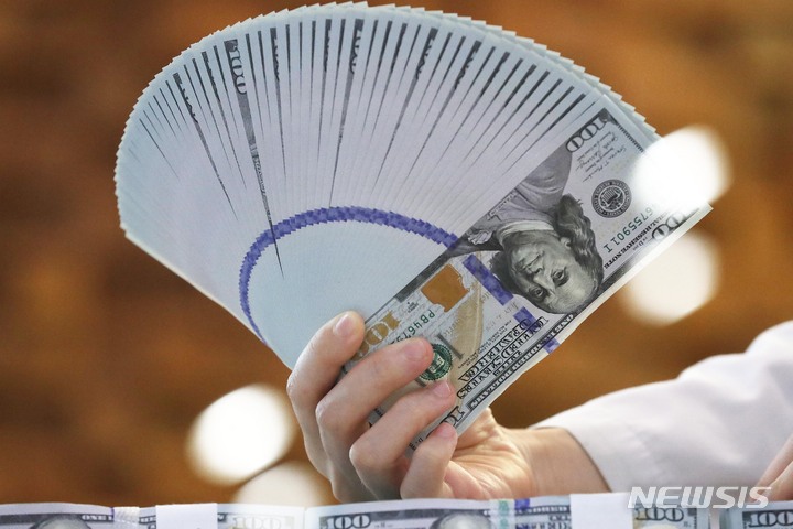 [서울=뉴시스] 백동현 기자 = 미국 국채금리 급등으로 달러 강세가 이어진 29일 오전 서울 중구 하나은행 위변조 대응센터에서 직원이 달러를 검수하고 있다. 이날 서울 외횐시장에서 원·달러 환율은 전 거래일(1184.4)보다 3.6원 오른 1188.0원에 개장, 장중 고가 기준으로 지난해 9월 11일(1189.30원) 이후 1년여 만에 가장 높은 수준을 기록했다. 2021.09.29. livertrent@newsis.com