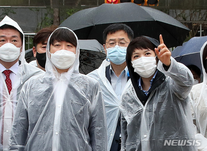 [성남=뉴시스] 국회사진기자단 = 이준석 국민의힘 대표가 29일 개발 특혜 의혹 관련 경기 성남시 판교 대장동 현장 방문을 하고 있다. 2021.09.29. photo@newsis.com