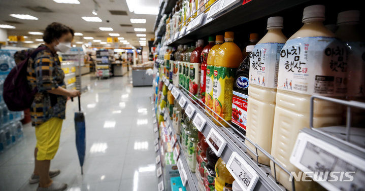 [서울=뉴시스] 정병혁 기자 = 서울시내 한 대형마트 음료 진열대의 모습. 2021.09.29. jhope@newsis.com