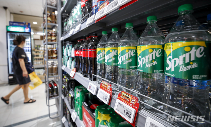 [서울=뉴시스] 정병혁 기자 = 서울시내 한 대형마트 음료 진열대의 모습. 2021.09.29. jhope@newsis.com