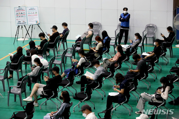 [서울=뉴시스] 김병문 기자 = 정부가 코로나19 백신을 접종받지 않은 미접종자에 대한 다중이용시설 이용에 제한을 두는 '백신 패스'를 도입할 예정이라고 밝힌 29일 오후 서울 동대문구 예방접종센터에서 시민들이 접종 후 이상반응을 모니터링하고 있다. 2021.09.29. dadazon@newsis.com