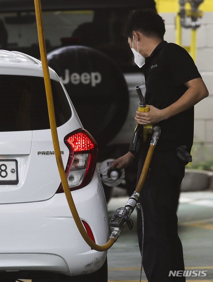 [서울=뉴시스] 정병혁 기자 = 글로벌 에너지 급등에 따라 연말 국내 인플레이션 충격이 커질 수 있다는 우려가 나타나고 있다. 전기요금과 우윳값 인상에 이어 도시가스 및 휘발유 가격까지 줄줄이 올라 소비자들에게 영향을 끼칠 예정이다. 한국석유공사 오피넷에 따르면 9월 넷째 주 전국 평균 휘발유 가격은 전주보다 0.8원 오른 1,642.6원을 기록했다. 사진은 29일 오후 서울시내 한 주유소에 유가 정보가 표시돼 있다. jhope@newsis.com