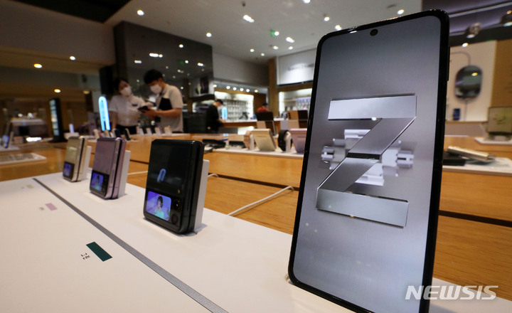 [서울=뉴시스] 홍효식 기자 = 지난달 27일 공식 출시한 갤럭시Z폴드3·플립3가 한 달이 지난 지금까지 물량 부족으로 공급 지연 현상이 빚어지고 있는 29일 오후 서울 서초구 삼성전자 서초사옥 딜라이트 샵에 갤럭시Z폴드3·플립3가 진열돼 있다. 2021.09.29. yesphoto@newsis.com