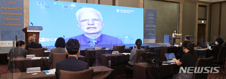 [서울=뉴시스] 조수정 기자 = 지난 9월29일 오후 서울 구로구 쉐라톤디큐브시티호텔에서 열린 2021 한-경제협력개발기구(OECD) 국제 교육 학술회의(화상)에서 안드레아스 슐라이허 OECD 교육국장이 '코로나이후 시대를 대비한 미래교육 방향' 기조발제 하고 있다. 2021.12.07. chocrystal@newsis.com