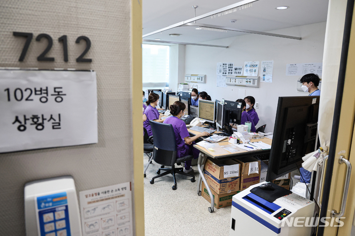 [서울=뉴시스] 고범준 기자 = 지난달 29일 오후 서울 중랑구에 있는 신종 코로나바이러스 감염증(코로나19) 전담병원인 서울의료원 코로나19 전담 병동 의료진이 분주하게 환자 상태를 살피며 근무하고 있다. (공동취재사진) 2021.09.29. photo@newsis.com