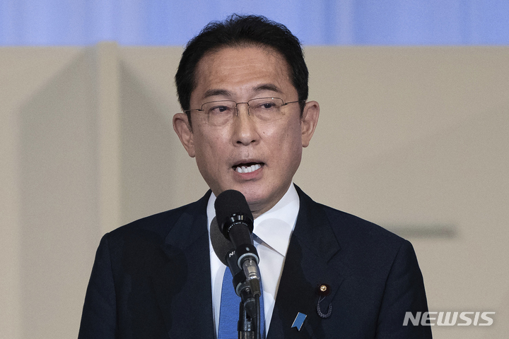 [도쿄(일본)=AP/뉴시스]29일 일본 집권 자민당 총재선거에서 승리한 기시다 후미오 전 정조회장이 당선 직후 소감을 발표하고 있다. 그는 내달 4일 총리 지명을 거쳐 새 일본 총리 자리에 오른다. 2021.09.29.