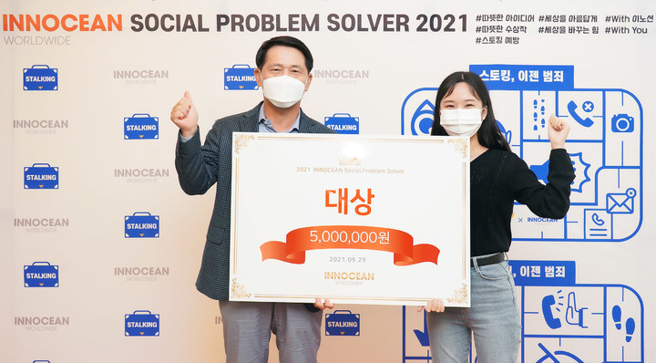 [서울=뉴시스] 이노션은 대표적인 사회공헌 프로그램인 ‘S.O.S(Social Problem Solver) 프로그램’에 출품한 수상작을 선정, 발표했다고 30일 밝혔다. 사진은 이용우 이노션 대표이사(좌측)와 S.O.S 프로그램 대상 수상자(우측). (사진=이노션 제공) *재판매 및 DB 금지