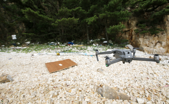 드론을 활용한 해안가 쓰레기 탐색 모습.(사진=태안군청 제공) *재판매 및 DB 금지