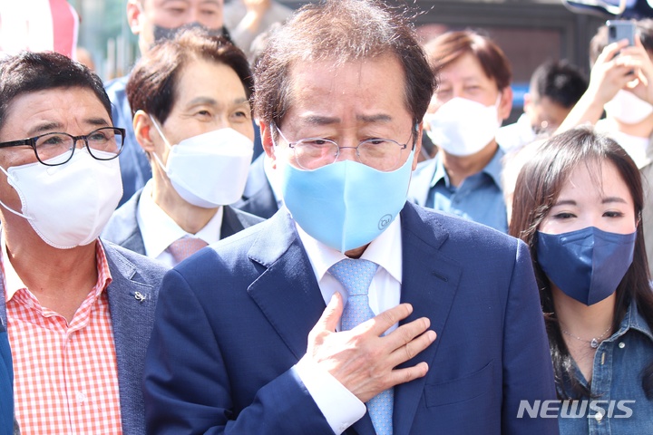 [대구=뉴시스] 이지연 기자 = 홍준표 국민의힘 대선 경선 예비후보가 30일 오후 대구 북구 칠성시장을 찾아 시민들과 인사한 뒤 길을 건너고 있다. 2021.09.30. ljy@newsis.com