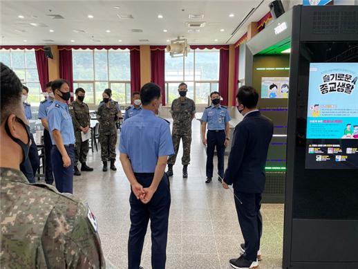 [서울=뉴시스] 공군사관학교 생도식당에 설치된 퓨리움 워크스루 안심방역 게이트 모습. 2021.09.30 (사진=퓨리움 제공) *재판매 및 DB 금지