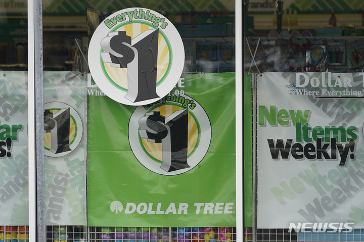 [미시시피(미국)=AP/뉴시스]미국 공급병목으로 인한 인플레이션 압박에 미국판 천원숍 '달러 트리'도 1달러 제품군 중 일부 제품의 가격 인상을 단행한다. 사진은 지난 2월 촬영.2021.09.30.