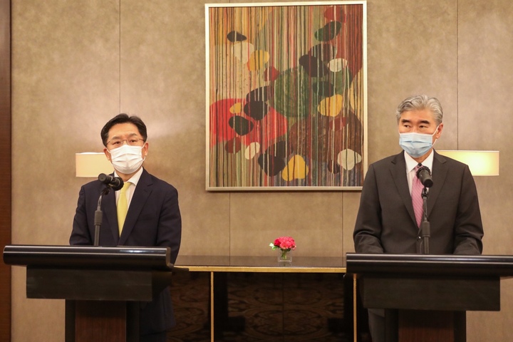 [서울=뉴시스] 30일(현지시간) 인도네시아 수도 자카르타에서 노규덕 외교부 한반도평화교섭본부장(왼쪽)과 성 김 미국 대북특별대표가 한미 북핵수석협의를 연 모습. 2021.09.30. (제공=외교부) *재판매 및 DB 금지