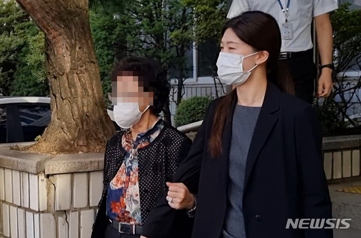 [의정부=뉴시스] 김도희 기자 = 통장 잔고증명서를 위조한 혐의 등으로 의정부지법에서 재판을 받고 있는 윤석열 전 검찰총장의 장모 최모(75)씨가 30일 오후 4시 20분께 재판을 마치고 변호인과 함께 법정을 나오고 있다. 2021.09.30. kdh@newsis.com