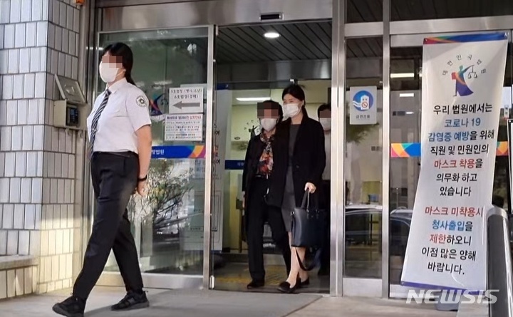 [의정부=뉴시스] 김도희 기자 = 통장 잔고증명서를 위조한 혐의 등으로 의정부지법에서 재판을 받고 있는 윤석열 전 검찰총장의 장모 최모(75)씨가 30일 오후 4시 20분께 재판을 마치고 변호인과 함께 법정을 나오고 있다. 2021.09.30. kdh@newsis.com