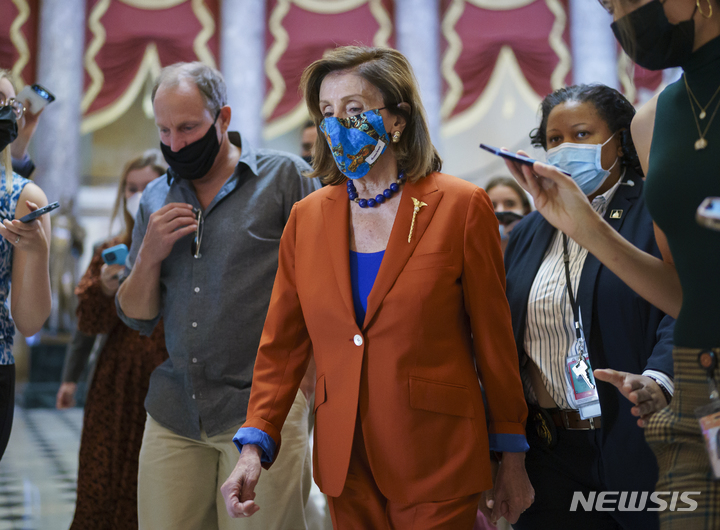 [워싱턴=AP/뉴시스]낸시 펠로시 미 하원의장이 29일(현지시간) 의회에서 이동하는 모습. 2021.09.29.