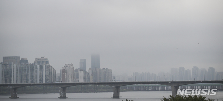[서울=뉴시스] 정병혁 기자 = 지난 9월30일 오전 서울 영등포구 마포대교에서 바라본 서울도심에 안개가 끼어있다. 2021.09.30. jhope@newsis.com