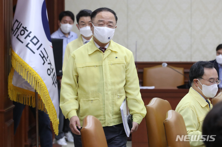 홍남기 "고령자 추가 채용 장려금…10월 위드 코로나"(종합)