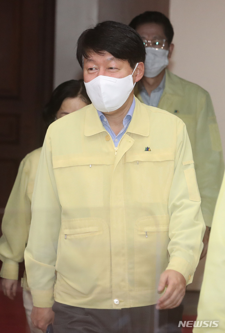 [서울=뉴시스] 김명원 기자 = 안경덕 고용노동부 장관이 30일 오전 서울 종로구 정부서울청사에서 열린 제46차 비상경제 중앙대책본부(중대본) 회의에 참석하고 있다. (공동취재사진) 2021.09.30. photo@newsis.com