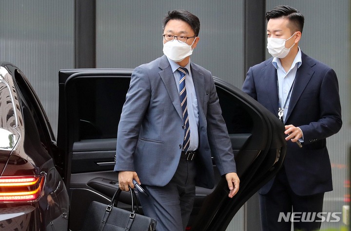 [과천=뉴시스] 고범준 기자 = 김진욱 고위공직자범죄수사처(공수처) 처장이 지난달 30일 오전 경기도 과천시 정부과천청사 공수처로 출근하고 있다. (공동취재사진) 2021.09.30. photo@newsis.com