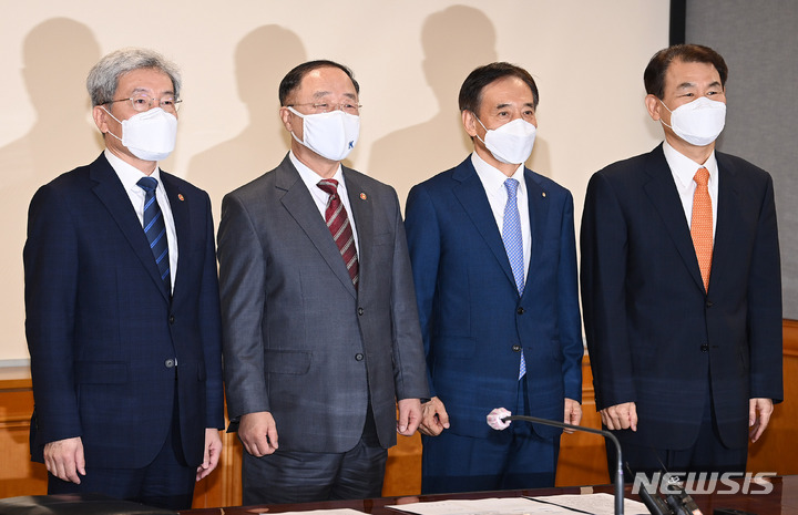 [서울=뉴시스] 고승민 기자 = 고승범 금융위원장과 홍남기 경제부총리 겸 기획재정부 장관, 이주열 한국은행 총재, 정은보 금융감독원장(왼쪽부터)이 지난달 30일 오전 서울 중구 은행회관 중회의실에서 열린 거시경제금융회의에 참석해 기념촬영을 하고 있다. (공동취재사진) 2021.09.30. photo@newsis.com