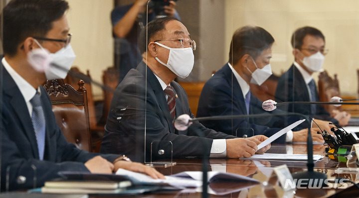 [서울=뉴시스] 고승민 기자 = 홍남기 경제부총리 겸 기획재정부 장관이 30일 오전 서울 중구 은행회관 중회의실에서 열린 거시경제금융회의에 참석해 모두 발언 하고 있다. (공동취재사진) 2021.09.30. photo@newsis.com