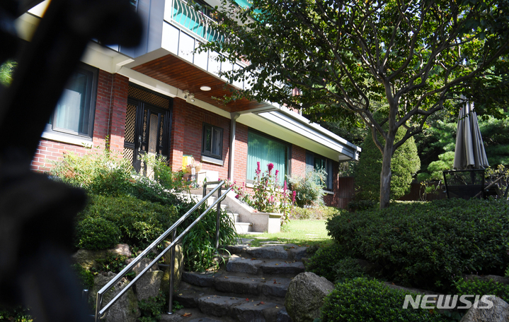 [서울=뉴시스] 국회사진기자단 = 30일 더불어민주당 국토위 위원들이 찾은 화천대유 대주주인 김만배 씨의 누나가 구입한 서대문구 연희동 윤석열 부친 주택의 모습. 2021.09.30. photo@newsis.com