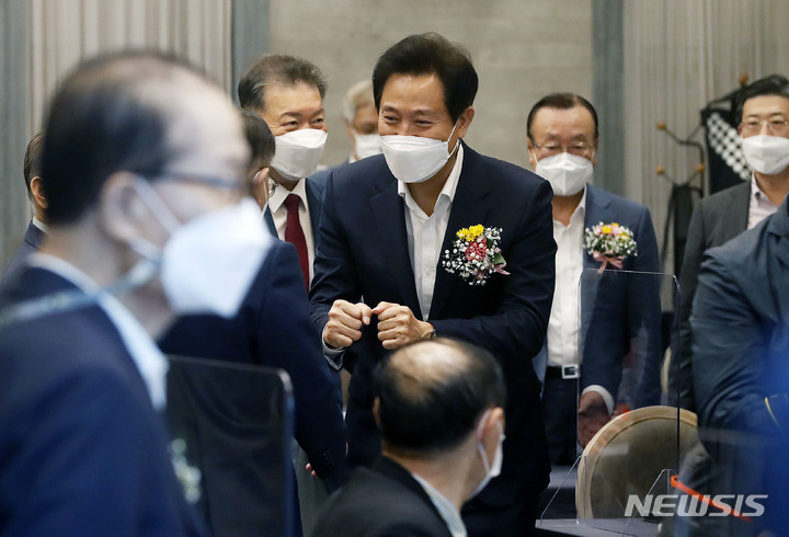 [서울=뉴시스] 홍효식 기자 = 오세훈 서울시장이 지난해 9월30일 서울 마포구 케이터틀에서 열린 제25회 서울시 노인의 날 기념행사에서 참석자들과 인사하고 있다. 2021.09.30. yesphoto@newsis.com