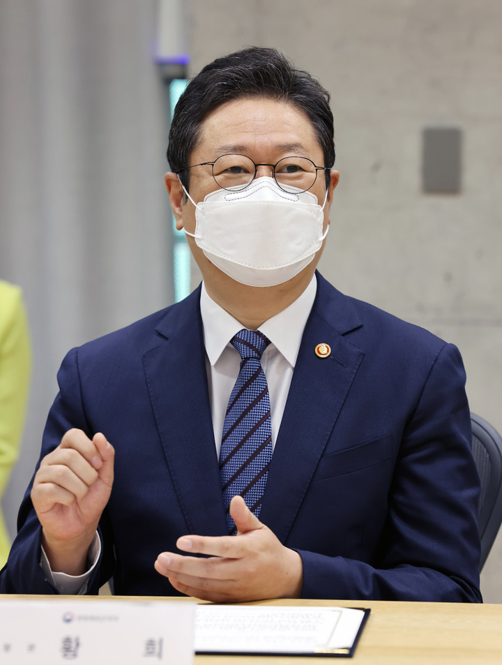 [서울=뉴시스] 전진환 기자 = 황희 문화체육관광부 장관이 30일 경기도 성남시 네이버 본사 그린팩토리에서 열린 문화산업 경쟁력 강화 지원을 위한 문체부-신용보증기금-네이버 간 업무협약식에 참석해 인사말을 하고 있다. (사진=문화체육관광부 제공) 2021.09.30. photo@newsis.com *재판매 및 DB 금지