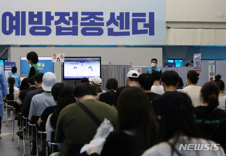 [서울=뉴시스] 박미소 기자 = 정부가 지난달 30일 오후 서울 송파구 체육문화센터에 마련된 예방접종센터 이상반응관찰실에서 시민들이 대기하고 있다. 2021.09.30. misocamera@newsis.com