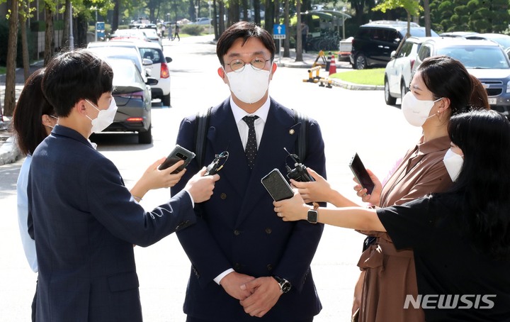 [과천=뉴시스] 고범준 기자 = 고발사주 의혹 제보에 박지원 국정원장이 개입했다는 의혹을 제기한 윤석열 전 검찰총장 측 최지우 변호사가 30일 오후 경기 과천시 정부과천청사 고위공직자범죄수사처(공수처)에 고발인 조사를 위해 출석하고 있다. 2021.09.30. bjko@newsis.com