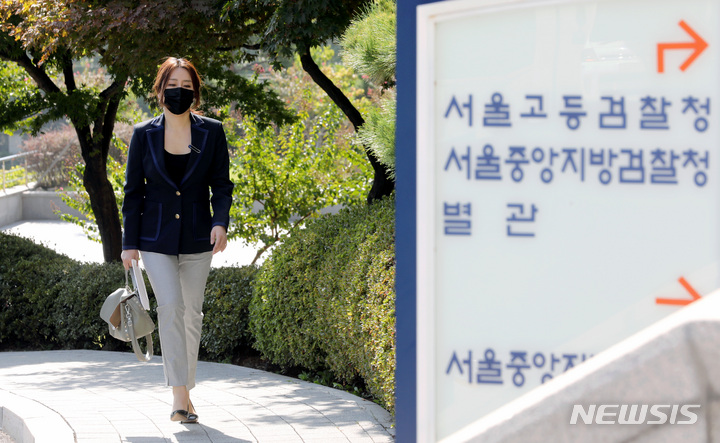 [서울=뉴시스] 김병문 기자 = '고발사주' 의혹 최초 제보자인 조성은 씨가 지난달 30일 오후 서울 서초구 서울중앙지방검찰청에 국민의힘 의원들 고소하기 위해 청사로 들어서고 있다. 2021.09.30. dadazon@newsis.com