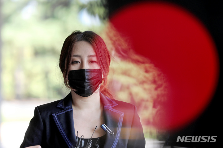 [서울=뉴시스] 김병문 기자 = '고발사주' 의혹 최초 제보자인 조성은 씨가 지난달 30일 오후 서울 서초구 서울중앙지방검찰청에 국민의힘 의원들 고소하기에 앞서 소감을 밝히고 있다. 2021.09.30. dadazon@newsis.com