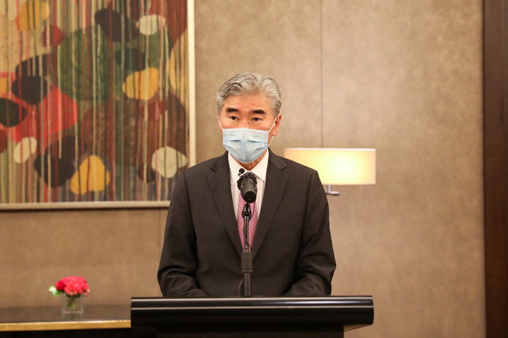 [서울=뉴시스] 성 김 미국 대북특별대표가 30일 인도네시아 자카르타 페어몬트 호텔에서 노규덕 한반도평화교섭본부장과 한반도 문제에 대한 협의를 논의한 뒤 발언하고 있다. (사진=외교부 제공) 2021.09.30. photo@newsis.com *재판매 및 DB 금지