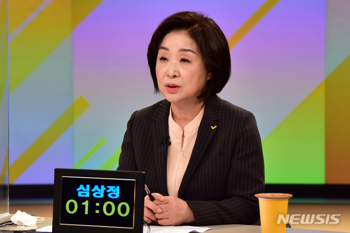 [서울=뉴시스] 국회사진기자단 = 30일 서울 여의도 KBS에서 열린 정의당 대선경선 4차 방송토론회에서 심상정 후보가 토론 준비를 하고 있다. 2021.09.30. photo@newsis.com