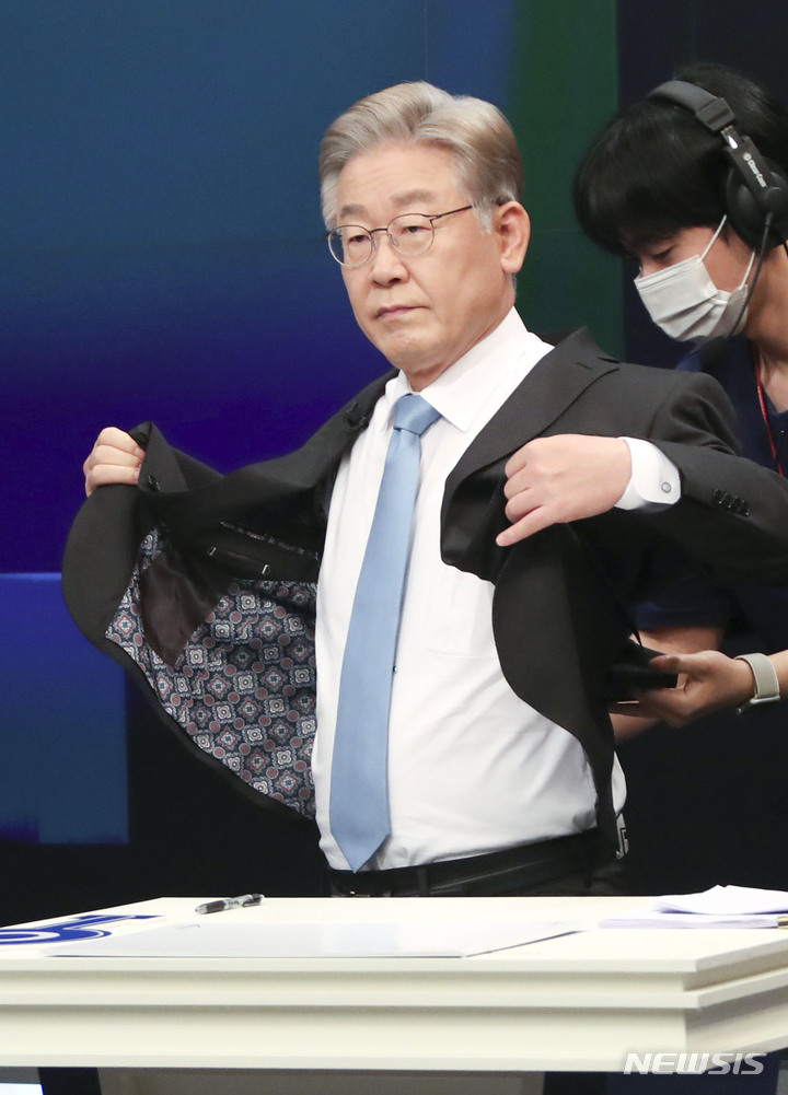 [서울=뉴시스] 국회사진기자단 = 더불어민주당 이재명 대선경선후보가 지난달 30일 서울 중구 TV조선 방송토론회에 앞서 방송 준비를 하고 있다. 2021.09.30. photo@newsis.com