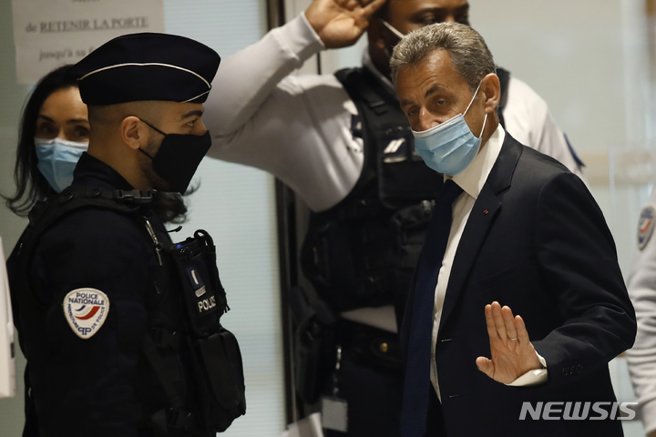 [AP/뉴시스] 니콜라 사르코지 프랑스 전대통령이 지난 3월1일 부패혐의 1심 판결을 내리는 법원으로 들어가고 있다. 3월 유죄에 이어 이날 선거자금법 위반 유죄 징역형을 받았다