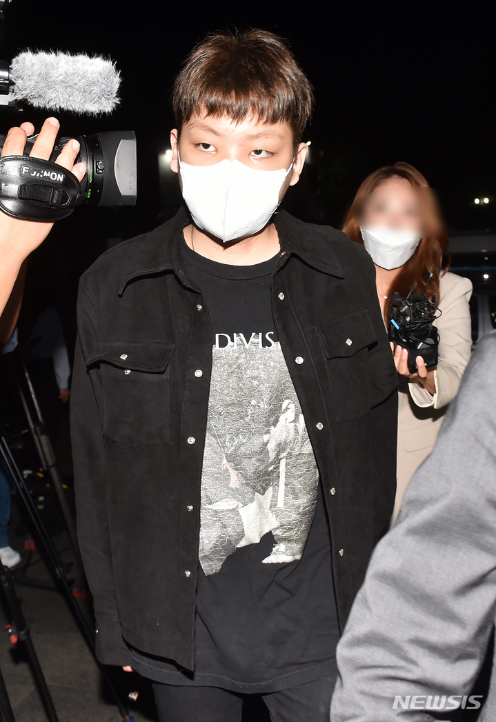 [서울=뉴시스] 배훈식 기자 = 무면허 운전과 음주 측정 거부, 경찰관 폭행 등 혐의로 입건된 장제원 국민의힘 의원의 아들 장용준(21·예명 노엘)이 30일 오후 서울 서초구 서초경찰서에 출석하고 있다. (공동취재사진) 2021.09.30. photo@newsis.com