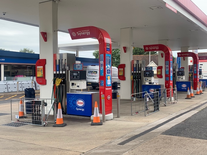 [런던=뉴시스]이지예 기자=30일(현지시간) 런던 서부 욱스브리지의 한 주유소가 안전 고깔과 구조물로 차량 진입을 통제하고 있다. 2021.9.30. *재판매 및 DB 금지