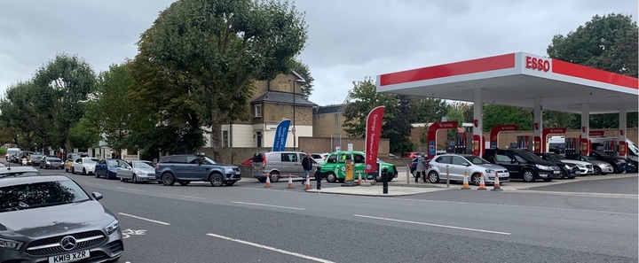 [런던=뉴시스]이지예 기자=30일(현지시간) 영국 런던 세인트 존스 우드의 한 주유소 앞에 기름을 넣으려는 차량이 길게 늘어서 있다. 사진 왼쪽 가로수를 따라 길가에 서 있는 차량 모두 주유소 진입을 대기 중이다. 2021.9.30. *재판매 및 DB 금지