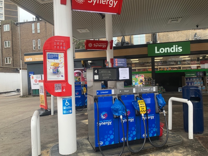 [런던=뉴시스]이지예 기자=30일(현지시간) 영국 런던 시내 패딩턴 인근의 주유소가 기름이 떨어지자 주유기 파이프를 비닐봉지로 감아놨다. 2021.9.30. *재판매 및 DB 금지