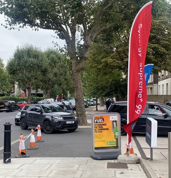 [런던=뉴시스]이지예 기자=30일(현지시간) 영국 런던 세인트 존스 우드의 한 주유소 앞에 기름을 넣으려는 차량이 길게 늘어서 있다. 2021.9.30. *재판매 및 DB 금지