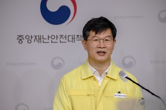 [서울=뉴시스] 이기일 중앙재난안전대책본부(중대본) 제1통제관이 지난해 10월1일 오전 정부세종청사에서 코로나19 정례 브리핑을 하고 있다. (사진=보건복지부 제공) 2021.10.01. photo@newsis.com *재판매 및 DB 금지