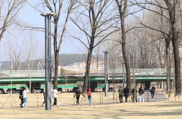 [증평=뉴시스] 강신욱 기자 = 충북 증평군이 도심 최고 쉼터인 보강천 미루나무숲 잔디밭을 2년 7개월 만인 1일 다시 개방했다. 개방 전인 올해 2월 주민들이 잔디밭 둘레 트랙에서 산책을 하고 있다. 2021.10.01. ksw64@newsis.com&nbsp; *재판매 및 DB 금지